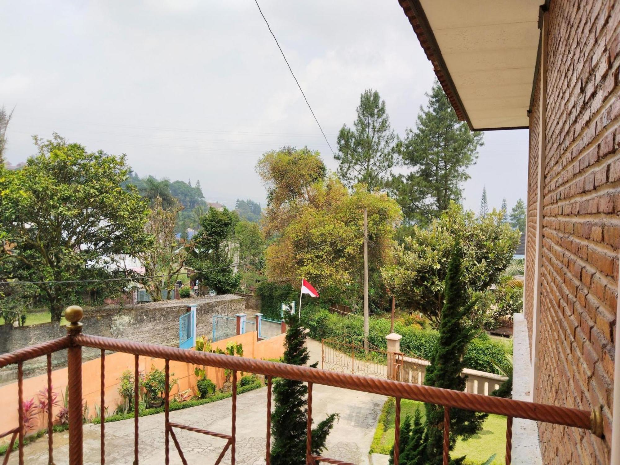 Villa Yustisia Curug 7 Cilember Tjisarua Exterior foto