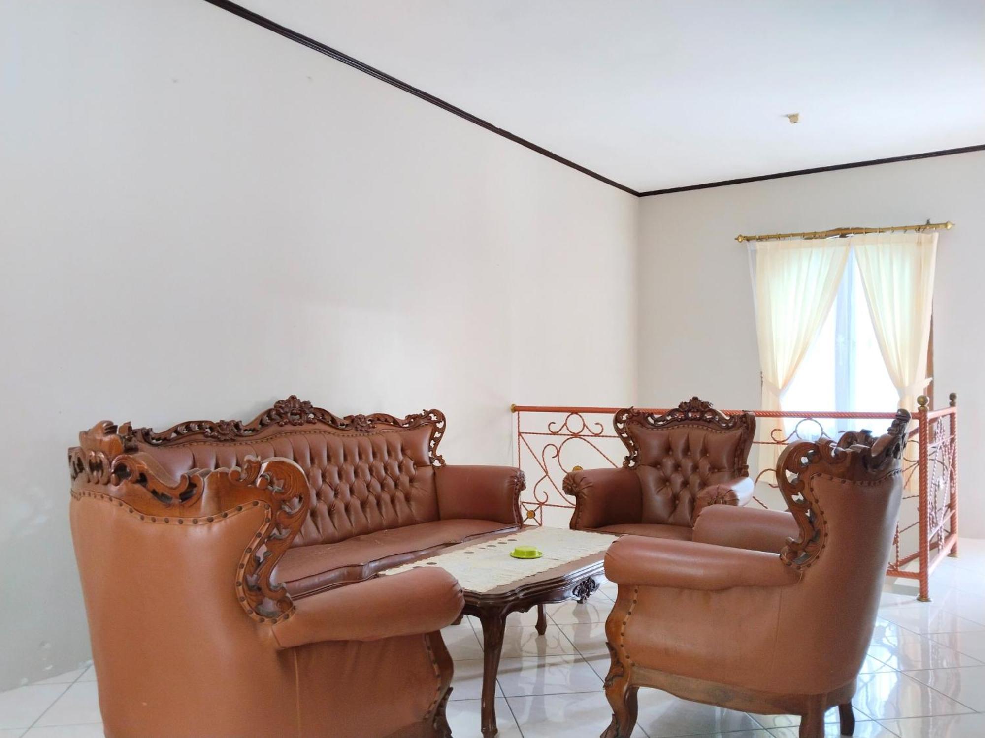 Villa Yustisia Curug 7 Cilember Tjisarua Exterior foto