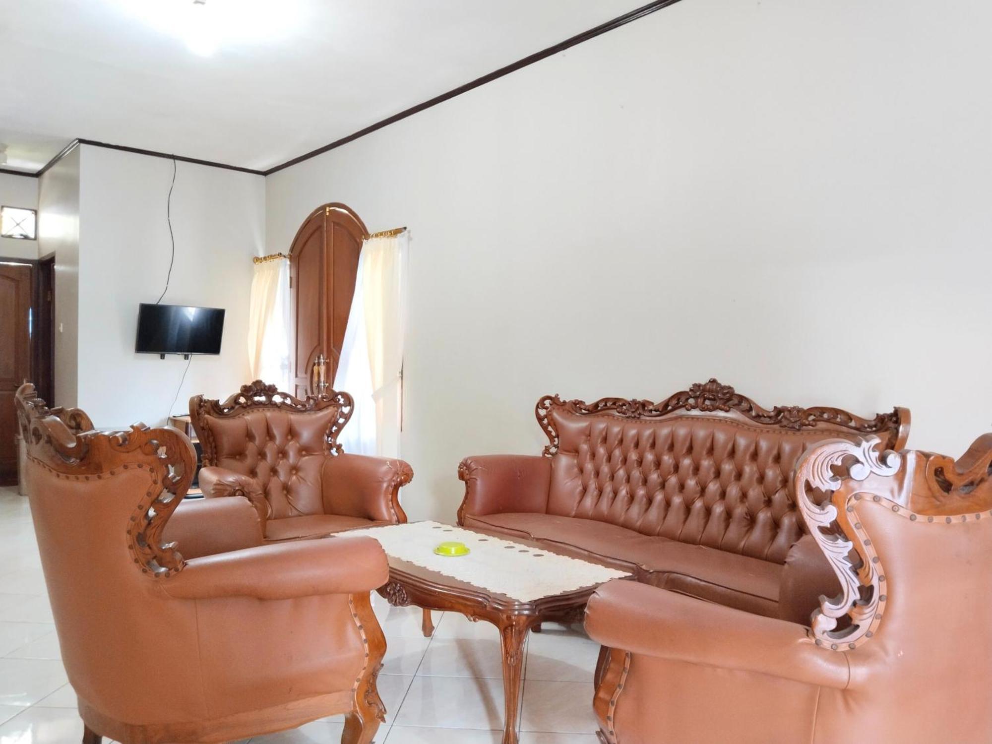 Villa Yustisia Curug 7 Cilember Tjisarua Exterior foto