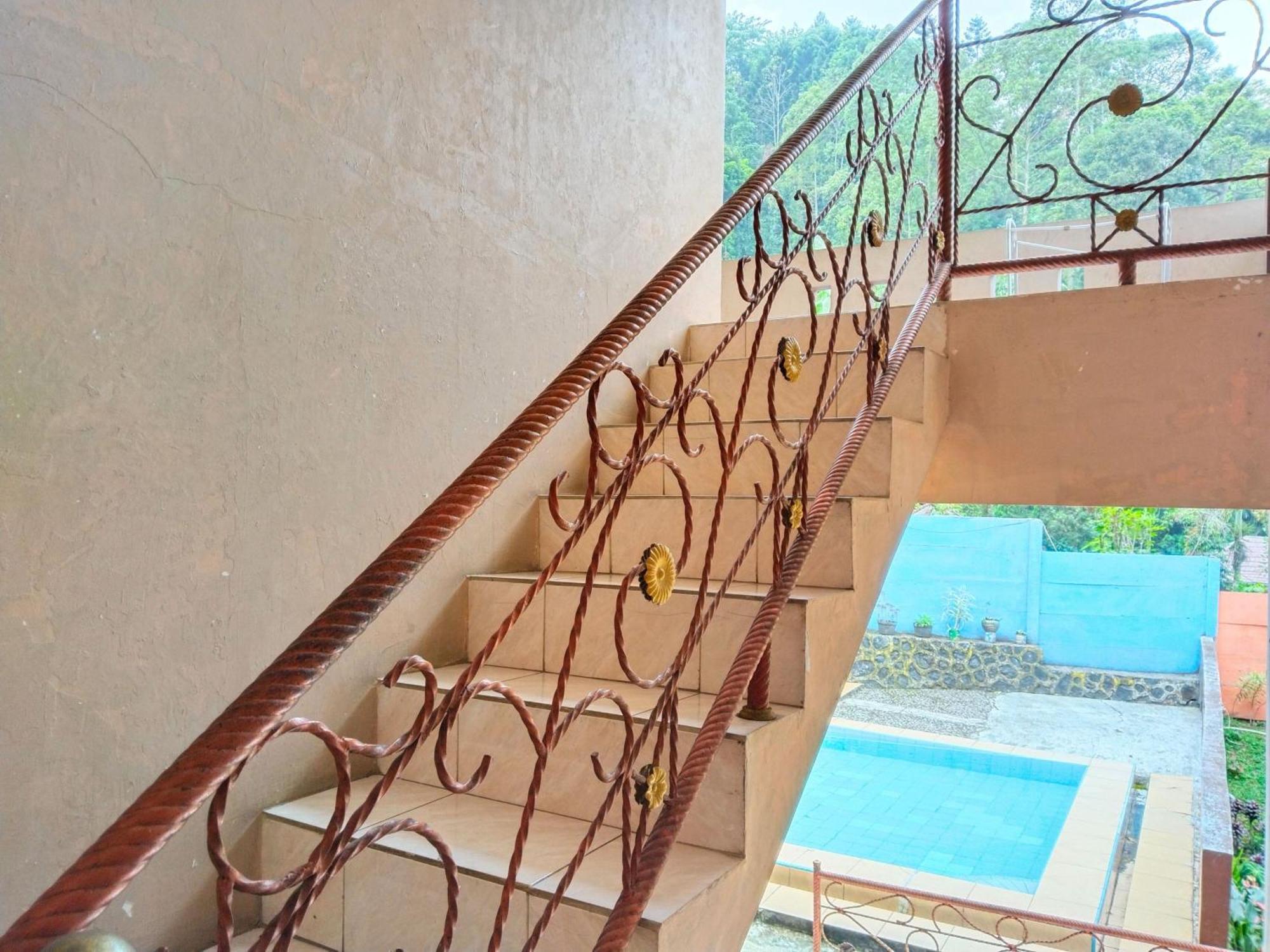 Villa Yustisia Curug 7 Cilember Tjisarua Exterior foto
