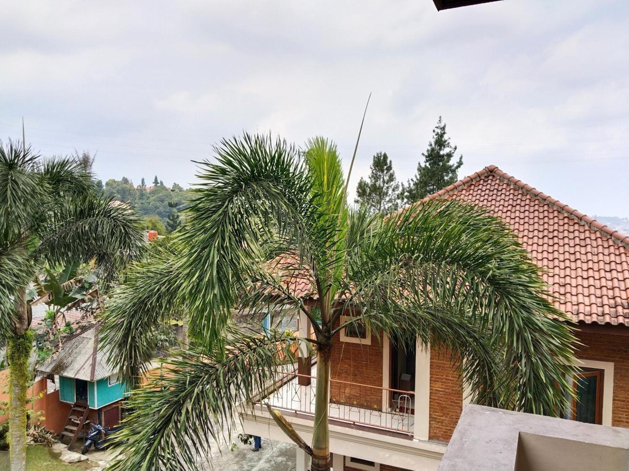 Villa Yustisia Curug 7 Cilember Tjisarua Exterior foto
